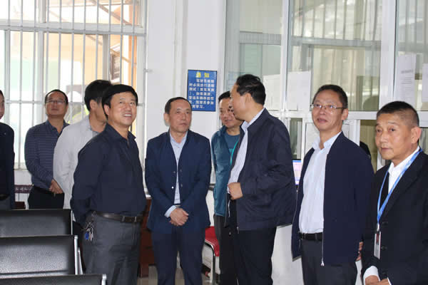 市安委辦主任、安監(jiān)局局長(zhǎng)李永宏一行到隴運(yùn)集團(tuán)公司檢查指導(dǎo)工作