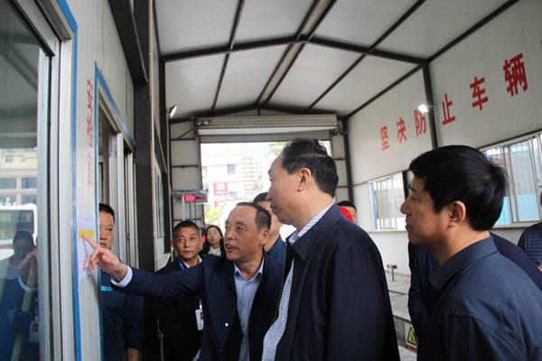 市安委辦主任、安監(jiān)局局長(zhǎng)李永宏一行到隴運(yùn)集團(tuán)公司檢查指導(dǎo)工作