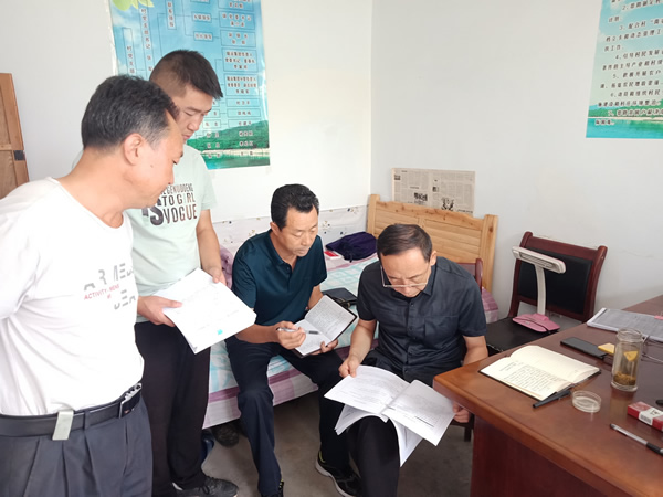 隴運集團公司黨委書記、董事長李寅祥深入琵琶鎮(zhèn)寧強村檢查指導(dǎo)幫扶工作