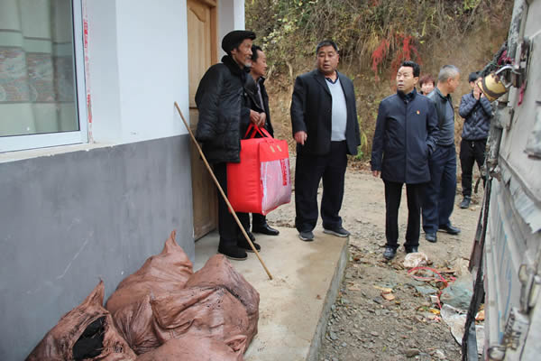 隴運(yùn)集團(tuán)公司開展“解難題、辦實事、送溫暖”主題黨日活動