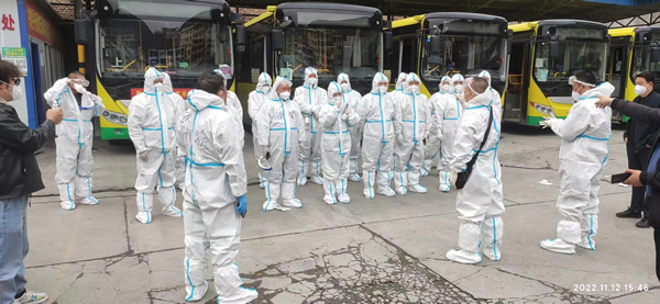 隴運(yùn)集團(tuán)公司“點(diǎn)對(duì)點(diǎn)”愛(ài)心直通車(chē)護(hù)送返鄉(xiāng)人員平安回家